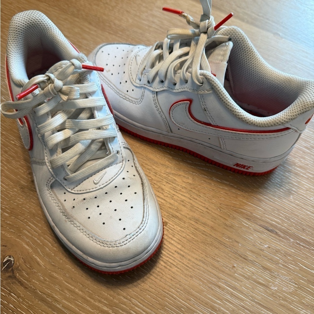 Nike Kids Sneakers in White and Red Size 1Y LIKE NEW - Picture 2 of 4